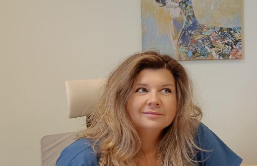 kobieta w niebieskiej bluzce