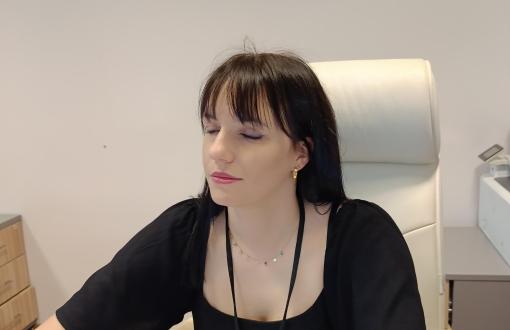 kobieta w czarnym stroju